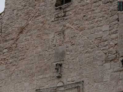 Al di sopra della soglia d�accesso vi � una finestra di forma quadrilobata, unico elemento decorativo presente assieme a uno stemma e al resto di un grifone